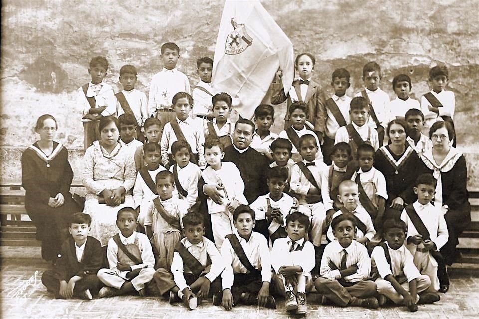 El Padre Raymundo Jardón, entonces párroco de Catedral, y damas voluntarias con los pequeños que atendían en los primeros años.