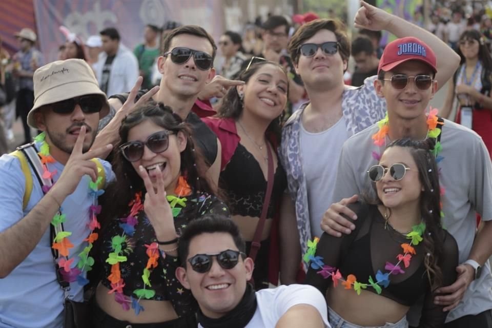 El accesorio básico en muchos asistentes fueron los lentes de sol.