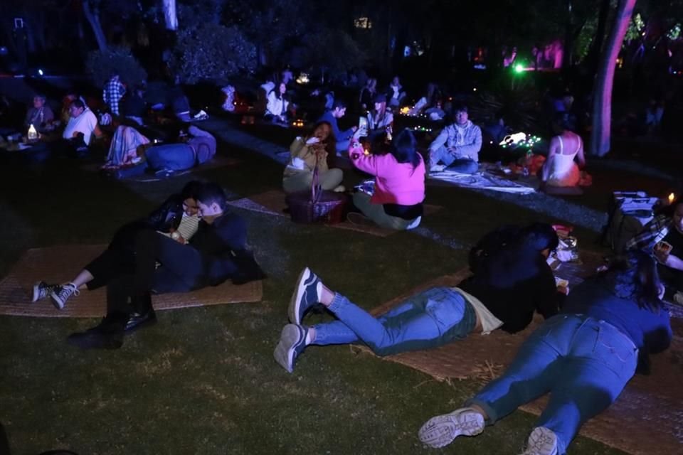 En el Jardín Botánico del Bosque de Chapultepec se llevó a cabo un pícnic nocturno.