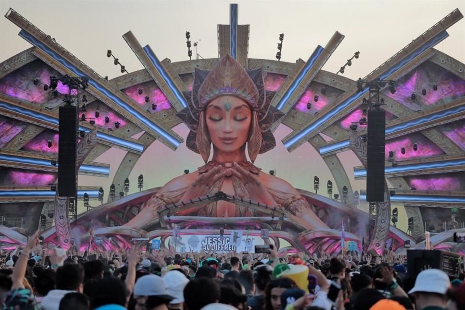 Aunque suspendieron la pirotecnia debido a contingencia, 110 mil personas pintaron de colores a la segunda jornada del EDC, en el Autódromo.