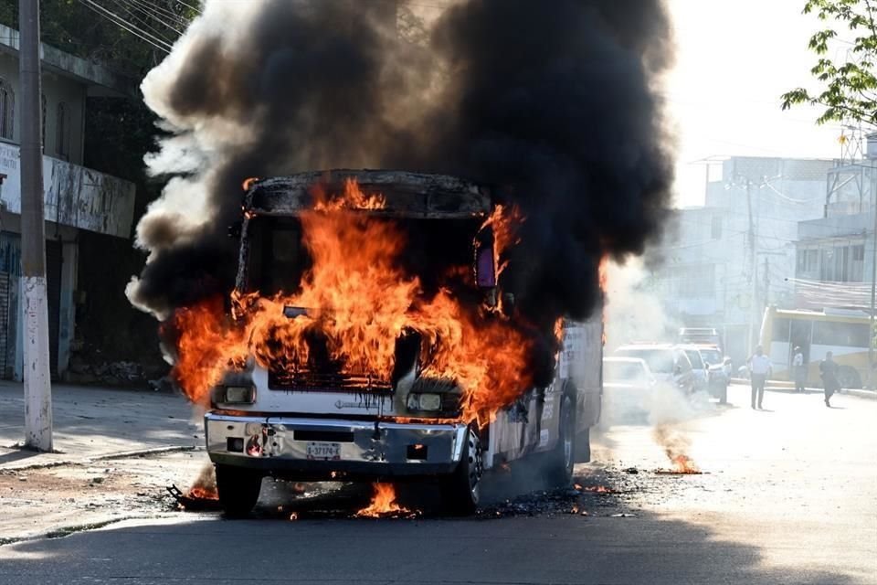 El chofer y pasajeros fueron obligados a bajar de la unidad por hombres armados.