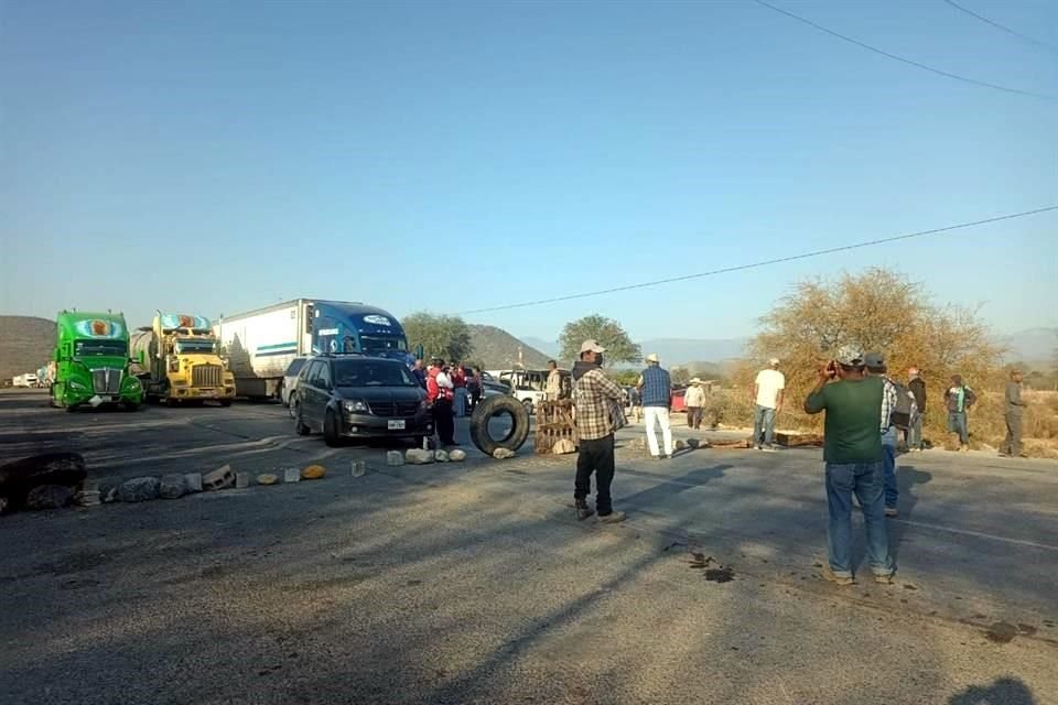 Comuneros bloquearon de nuevo la Carretera Rumbo Nuevo para impedir el paso de invitados del Altiplano al Informe del Gobernador Américo Villarreal.
