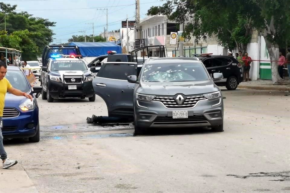Un grupo armado mató al menos a 3 personas que iban a bordo de 2 camionetas en el Municipio de Tuxtla Gutiérrez, Chiapas, según reportes.