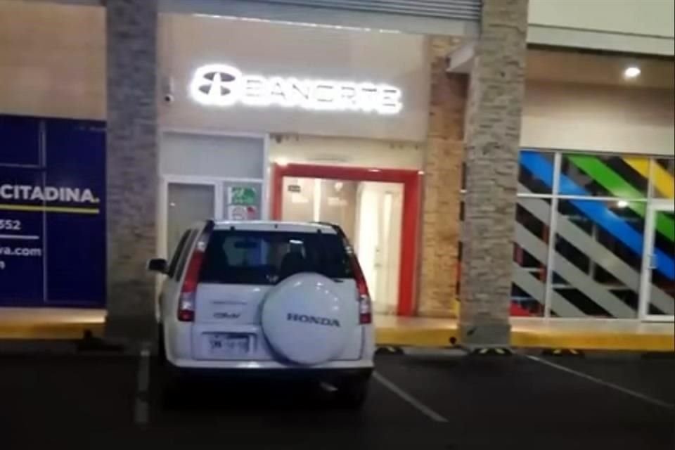 La mujer denunció que un ladrón le cerró la puerta cuando acudió a un cajero automático en la Plaza Citadina.