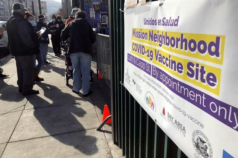 Personas en San francisco, California, hacen fila en un sitio de vacunación contra Covid-19.