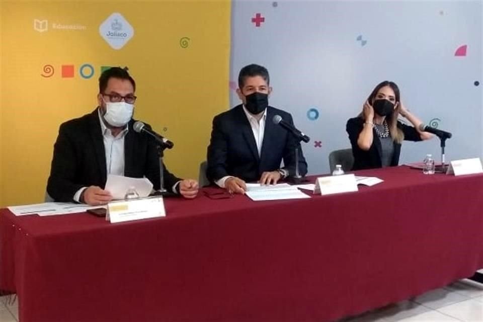 En conferencia, Juan Carlos Flores Miramontes (centro) exhortó a los padres a realizar la preinscripción, en caso de no haberlo hecho ya.
