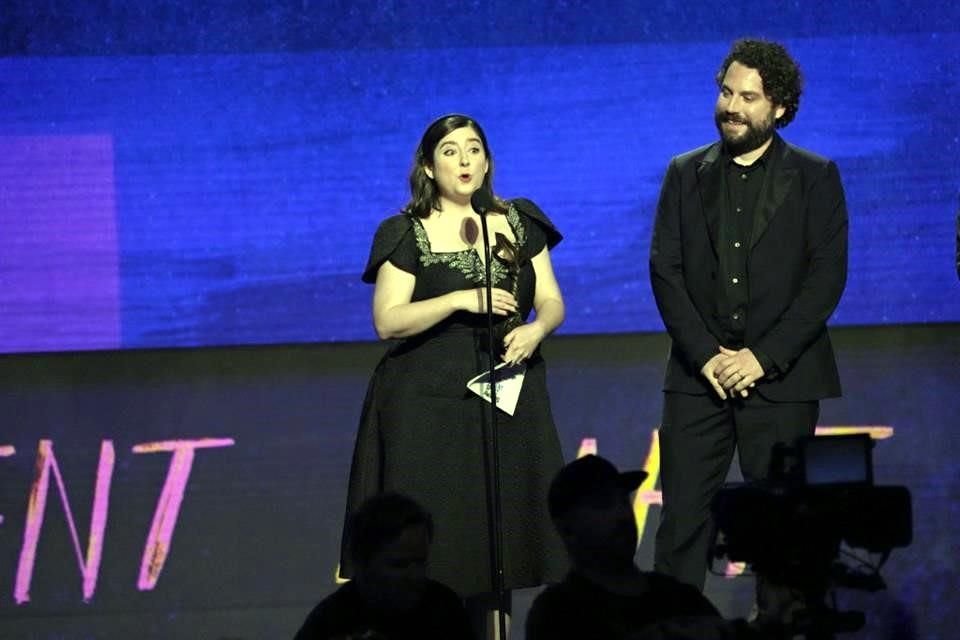 Samy Burch y Alex Mechanik ganaron un premio por el guion de 'May December'.