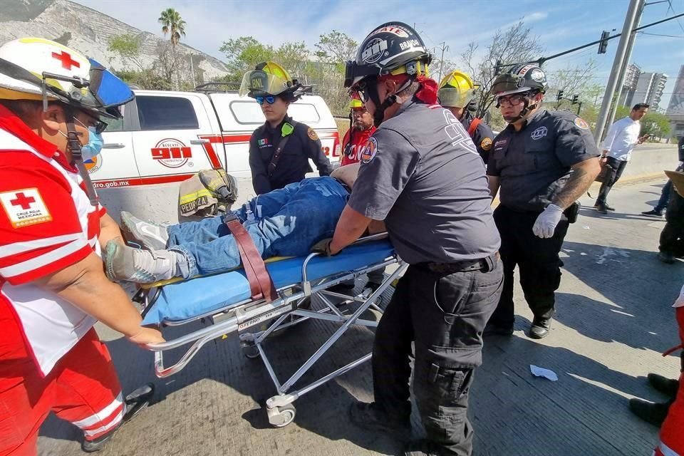 El conductor fue llevado a un hospital.