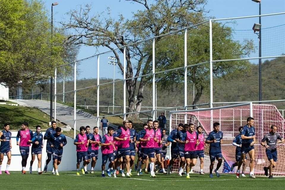 Los Rayados entrenaron este lunes con dos bajas de cara al duelo ante Xolos.