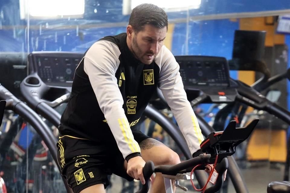 El francés André-pierre Gignac hizo sesión de gimnasio.