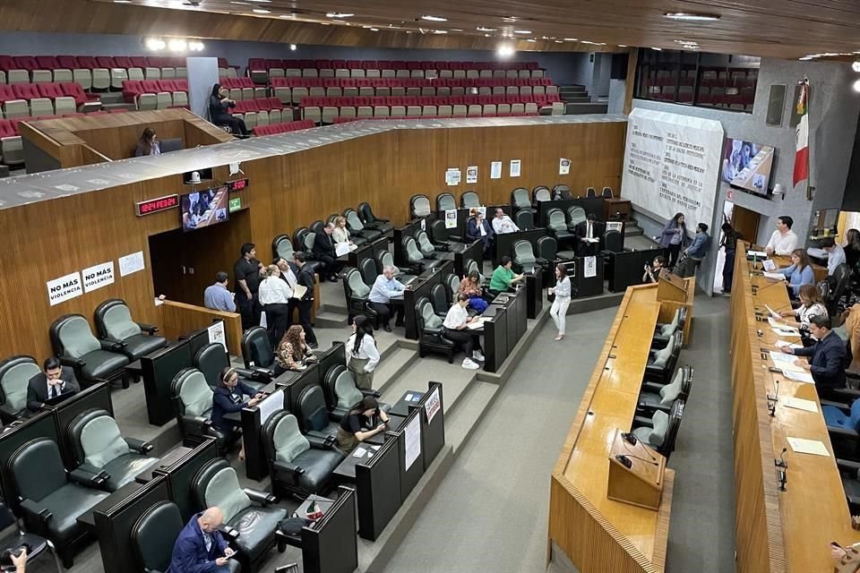 A las 12:19 horas, tras registrar un quórum de 25 Diputados en el tablero de asistencia.