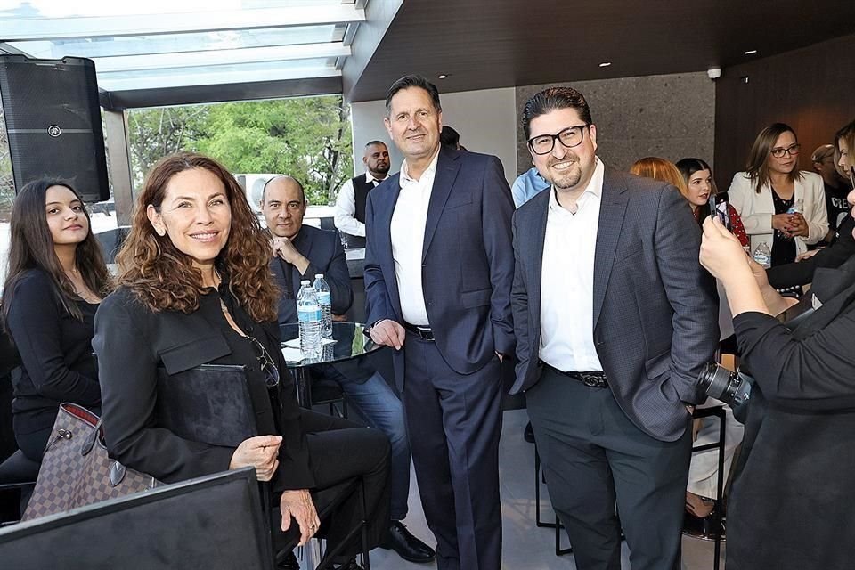 Claudia Escobar, Alexandre Lenoir y Jorge González.