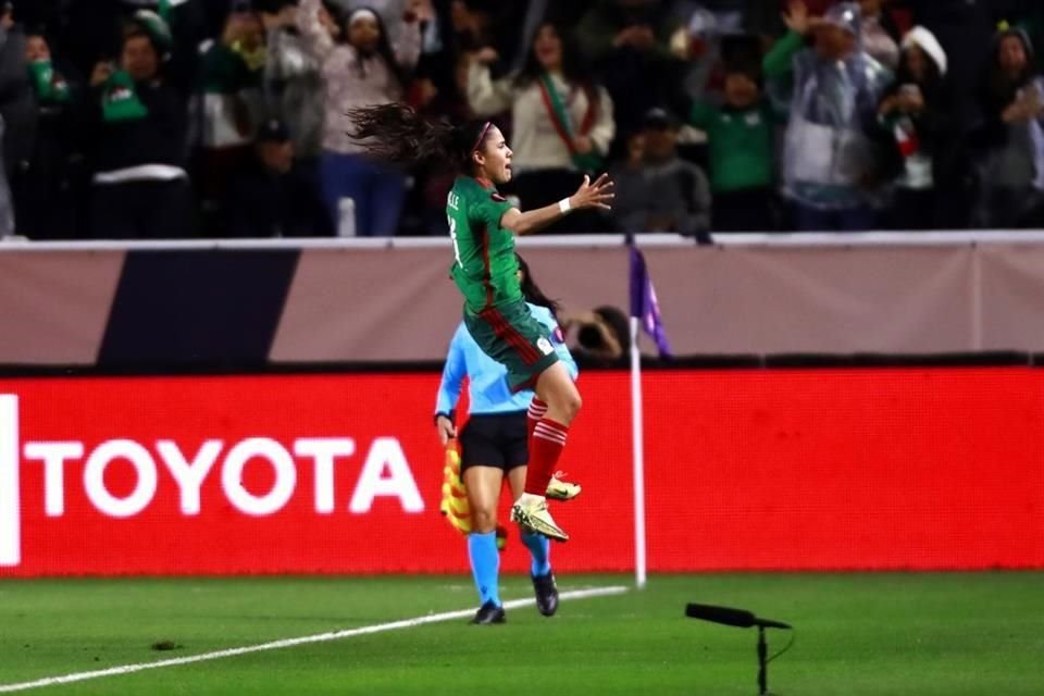 Lizbeth Ovalle celebra el gol con el que abrió el marcador.