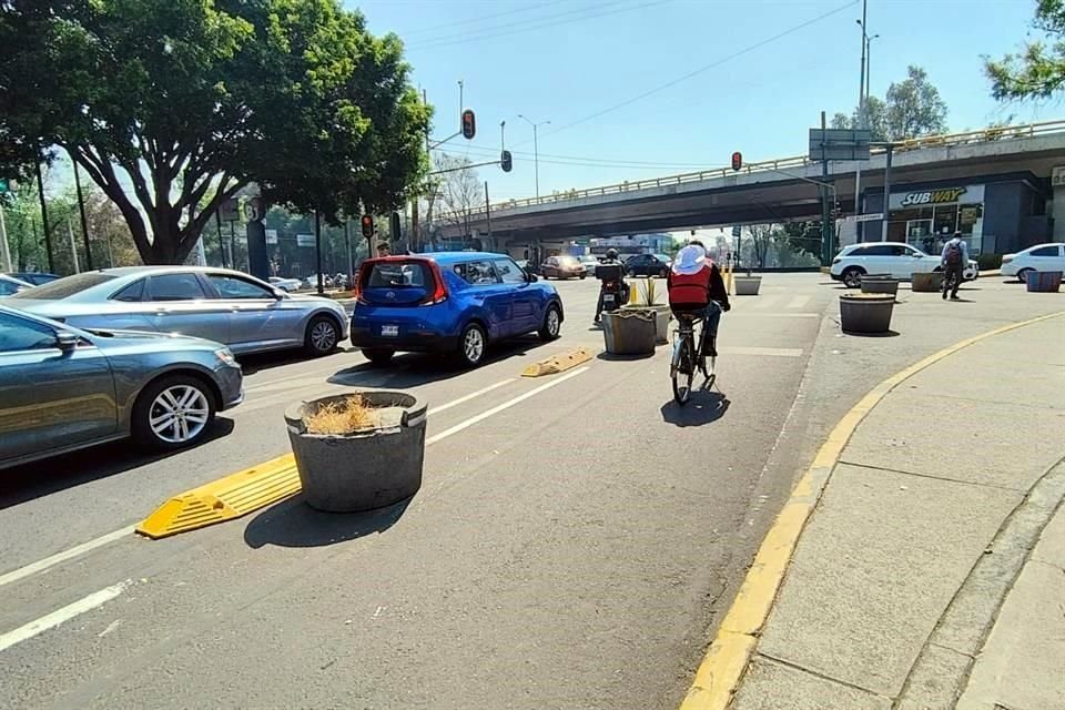 Señalan que las jardineras colocadas para evitar el paso, no funcionan.