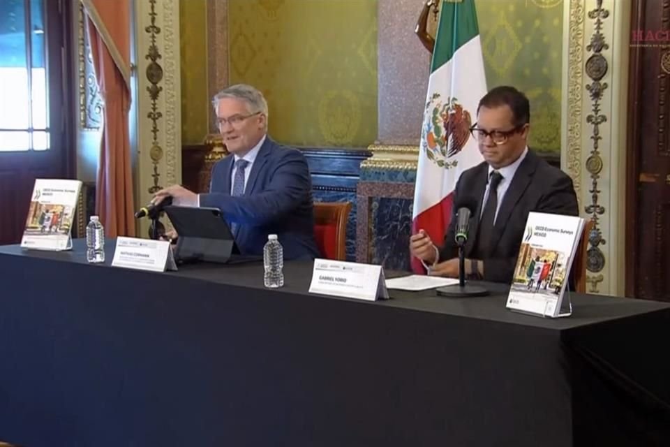 Mathias Cormann, secretario general de la OCDE (izquierda), y el subsecretario de Hacienda, Gabriel Yorio.