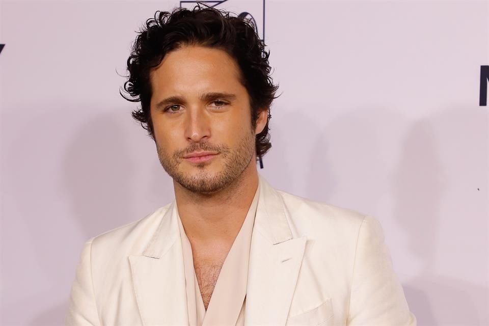 Diego Boneta se pondrá la máscara de 'El Gato' para darle vida a un héroe de serie en territorio mexicano.