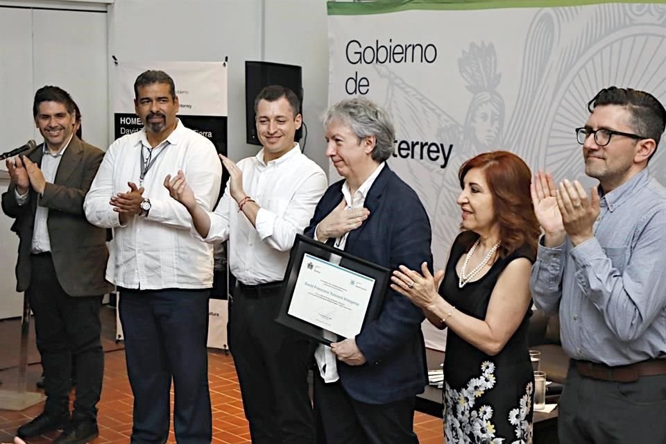 Celso José Garza (izq. a der.), Emir Guerrero, el Alcalde Luis Donaldo Colosio, David Toscana, Elizabeth Moreno Rojas y Alberto Ontiveros durante el homenaje.