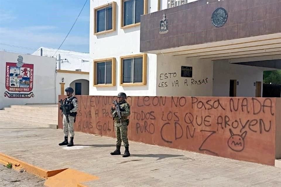 Elementos estatales y militares fueron destacados en Doctor Coss ayer, luego de que delincuentes balearon y lanzaron bombas molotov al Ayuntamiento y quemaron vehículos oficiales.