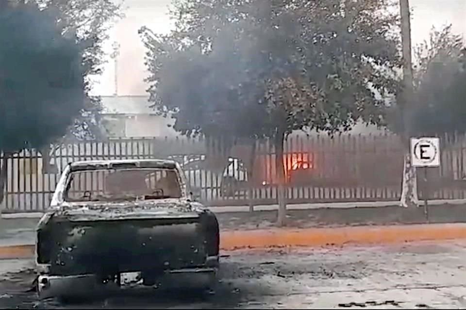 También lanzaron bombas molotov al edificio del Ayuntamiento y a una vivienda.