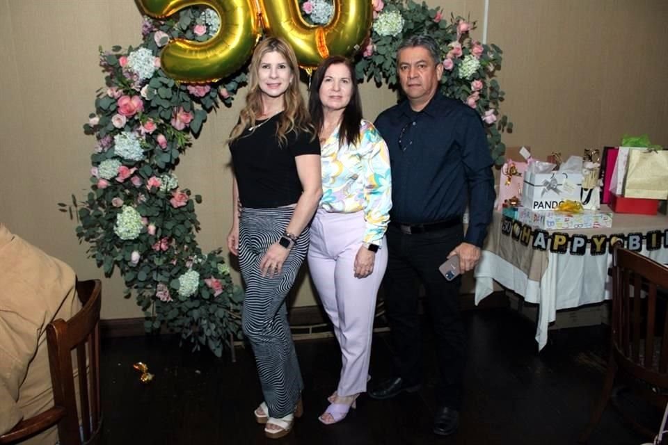 Emma Guerra, Elsa Guerra y Francisco Martínez