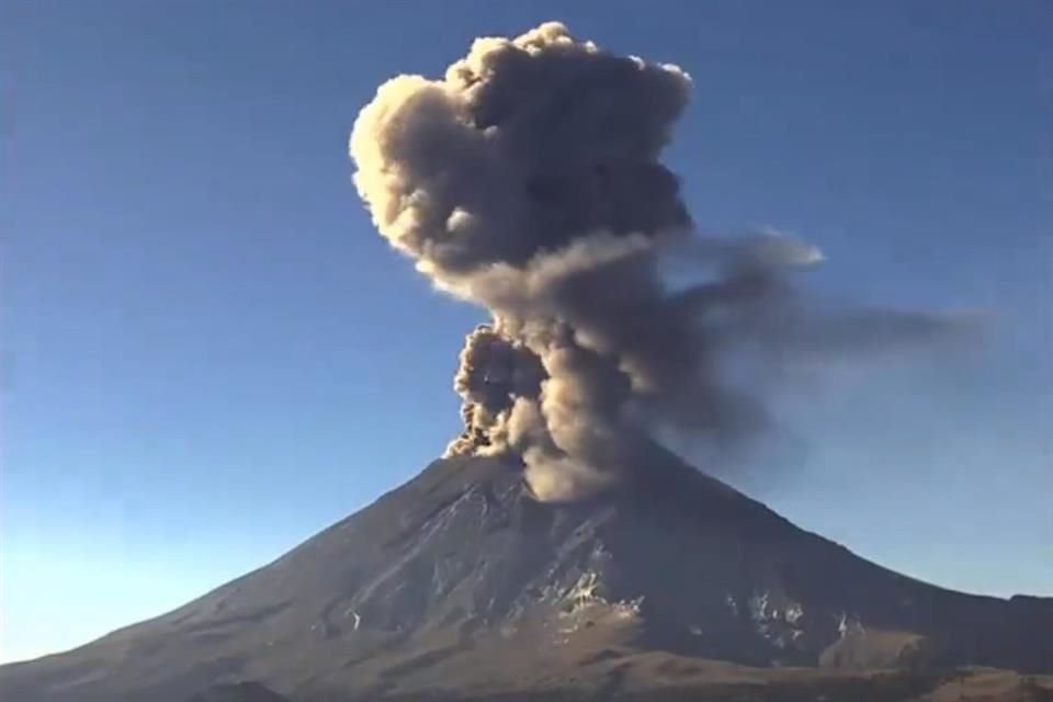 'De acuerdo al reporte del monitoreo del Popocatépetl, continúa la emisión de vapor de agua con alto contenido de ceniza volcánica', indicó Protección Civil.