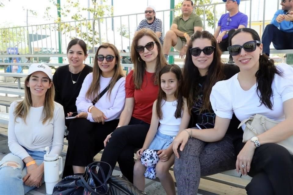 Ale Román, Lorena González, Gina González, Greta Gracida, Isabela Leal, Elisa Furlong y Vanessa Gracida