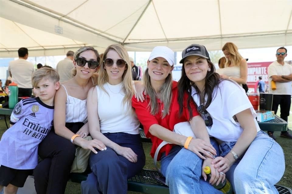 Alejandro Benavides, Paulina Stern de Benavides, Daniela Sánchez, Balbina Meyer y Alejandra Sada de Rodríguez