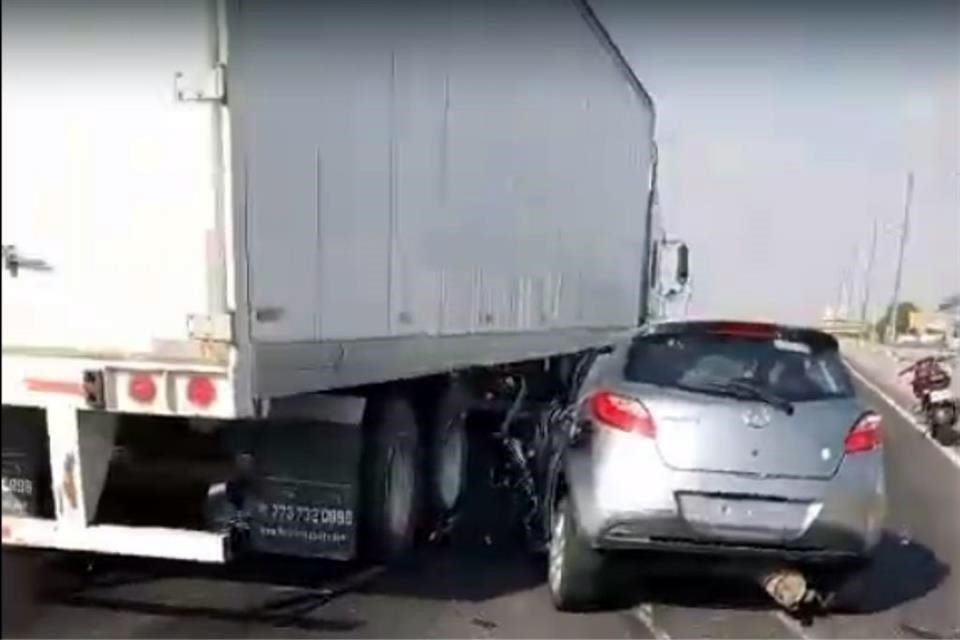 Un choque entre un auto y un tráiler dejo a cinco lesionados.