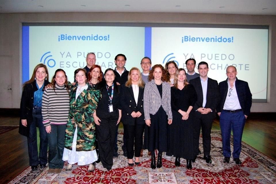 Integrantes de la asociación Ya Puedo Escucharte A.C