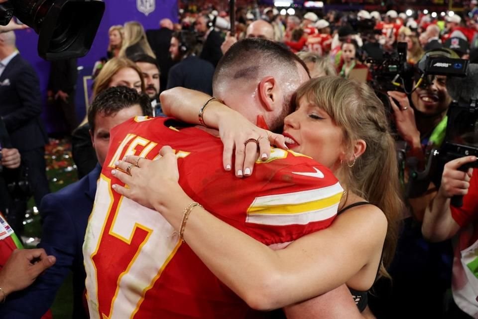 La expectativa de que Swift cantara en el Super Bowl LVIII fue debido a que la diva del pop actualmente es pareja del futbolista Travis Kelce.