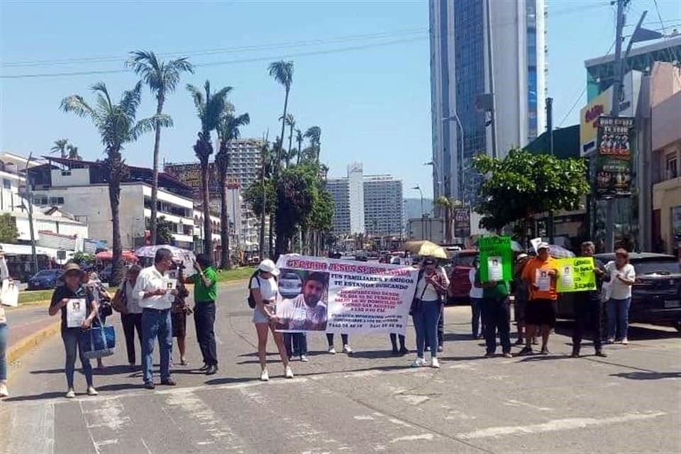 Familiares de un trabajador de Bachilleres que fue localizado muerto bloquearon la avenida costera de Acapulco.