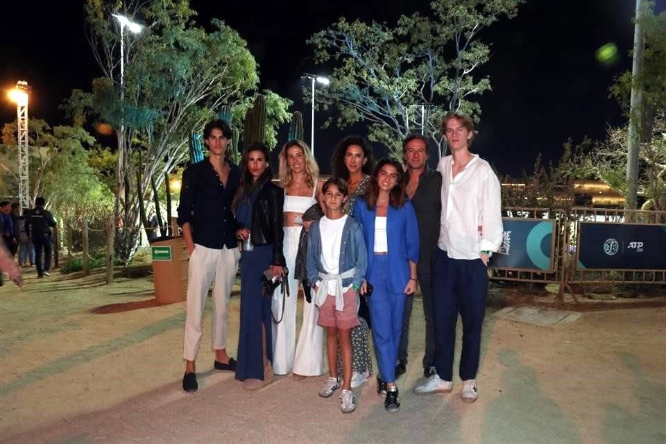 Javier Braun, Lucila Semderos , Priscilla Suinaga, Andrés Braun, Camila Braun, Carla Aparicio,  Javier Braun y Diego Braun