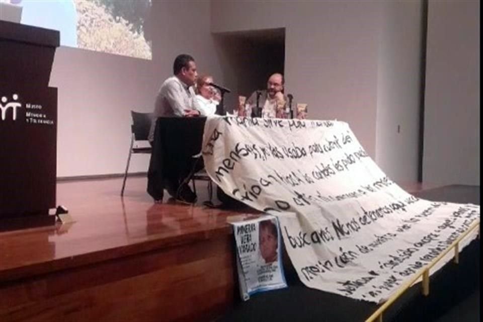 Al presentar su libro en el Museo Memoria y Tolerancia, la madre buscadora colgó una manta larga de la mesa de los presentadores, con la que pidió una tregua al narcotráfico.