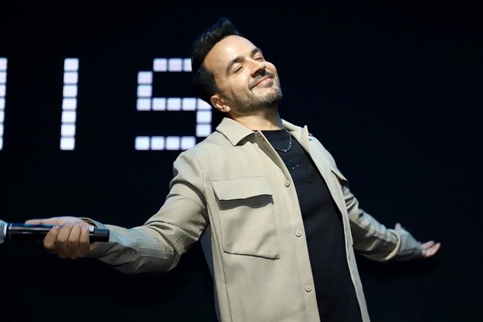 Showcase del cantante Luis Fonsi, quien promociona su nuevo material titulado 'El viaje', en las instalaciones de Universal Music.