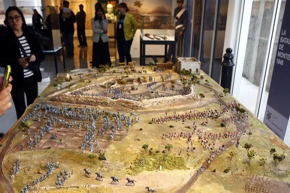 Una gran maqueta que ilustra la Batalla de Monterrey de 1846 da la bienvenida al nuevo museo municipal.