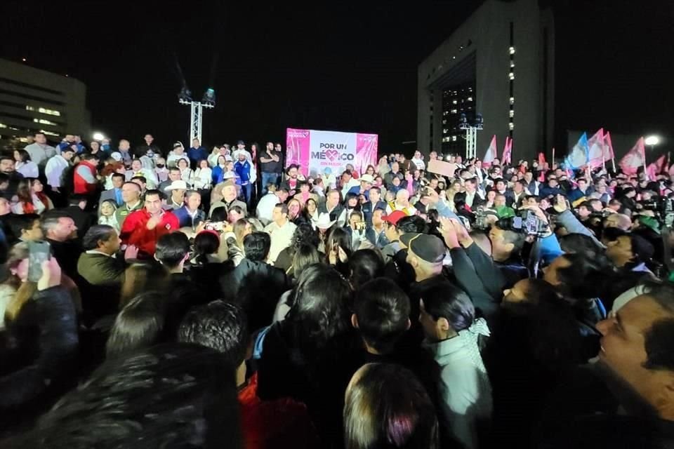 La caminata inició a la altura del Palacio de Justicia y concluyó en las escalinatas de la Macroplaza.