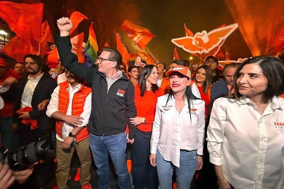 El aspirante de MC, Chertorivski, congregó una 'oleada naranja' en el cruce de Eje Central y Madero.