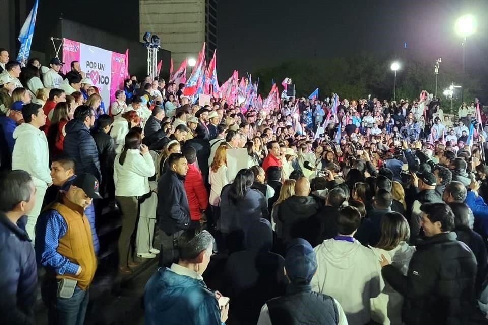 En las escalinatas de la Macroplaza que están a la altura de Juan Ignacio Ramón, se reunieron decenas de simpatizantes panistas, priistas y perredistas, para arropar a sus candidatos.