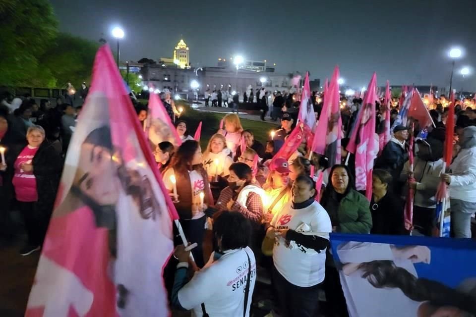 Cerca de las 00:30 horas los simpatizantes de Xóchitl Gálvez iniciaron una caminata por los alrededores de la Macroplaza.