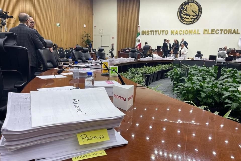 INE aprobó listas de candidaturas al Congreso tras larga sesión de madrugada.