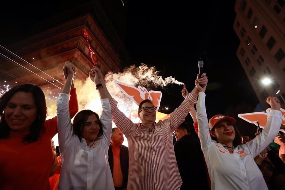 El candidato de MC congregó una oleada naranja en el cruce de Eje Central y Madero, en el Centro.