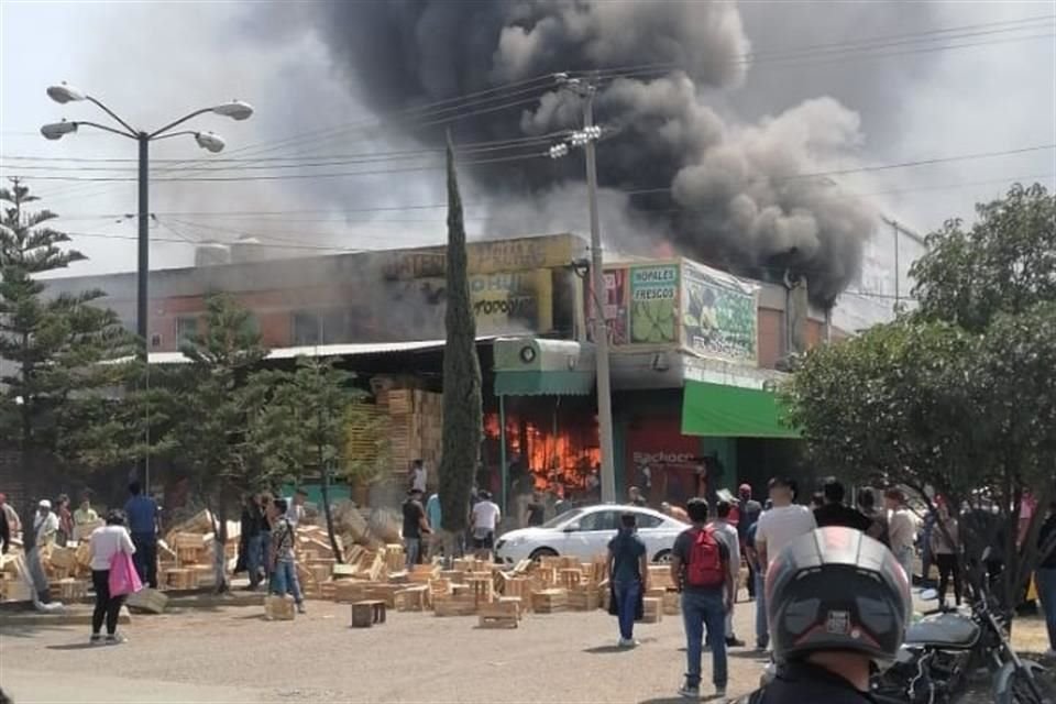 Un incendio en una papelería y regalos de la Central de Abasto de Tultitlán se registró al mediodía, por lo que personas fueron evacuadas; el fuego ya fue controlado.