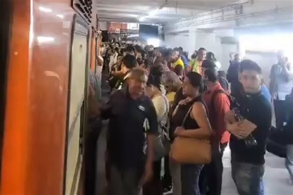 'Se realiza revisión en zona de vías de la Línea 9, el servicio es provisional de Chabacano a Tacubaya, derivado de una persona que bajó a zona restringida', detalló el Metro.