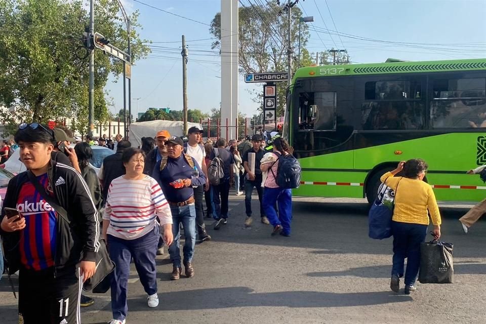 El director del Metro, Guillermo Calderón, sólo reportó que el servicio había sido restablecido, sin dar más información. 