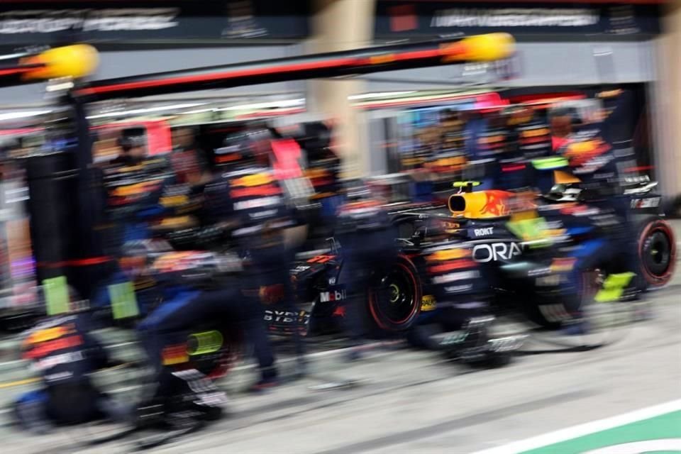 Sergio Pérez hace una detención en pits durante la carrera.