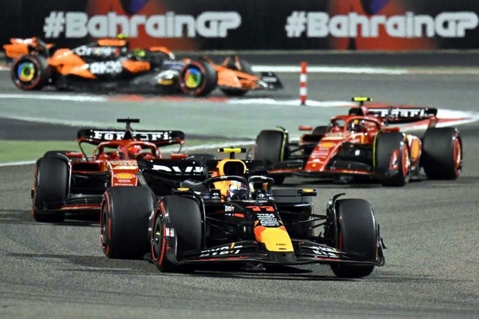 Checo conduce por delante de los dos pilotos de Ferrari, que arrancaron mejor ubicados que él.