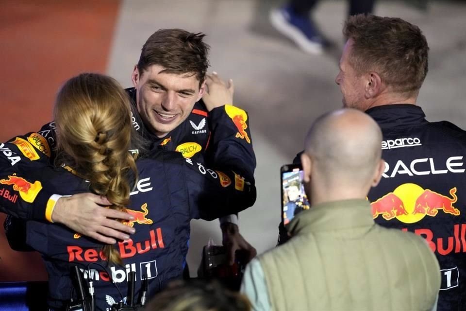 Verstappen es felicitado por su equipo tras su victoria.