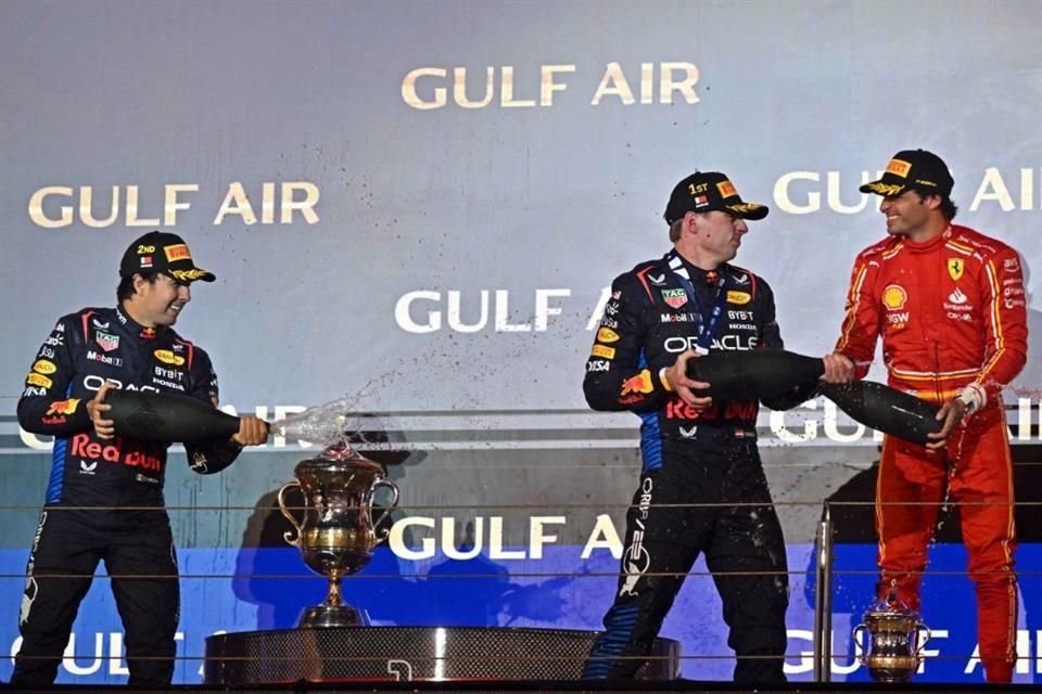 El festejo en el podio de los tres mejores pilotos del día: Pérez (izq. a der.), Verstappen y Sainz.