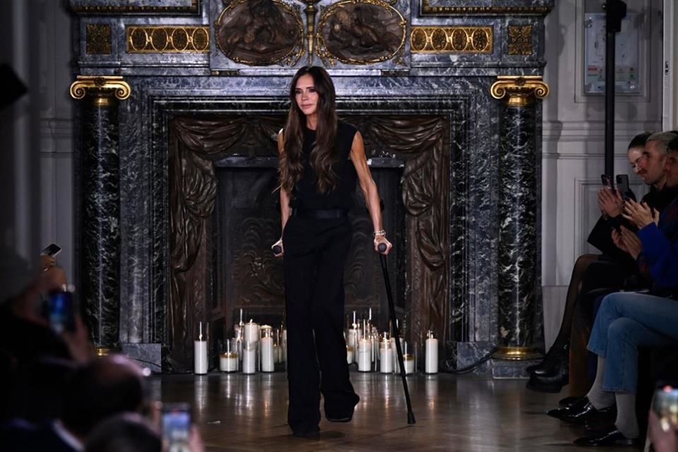 Victoria Beckham salió al desfile con un par de muletas y un pie roto.