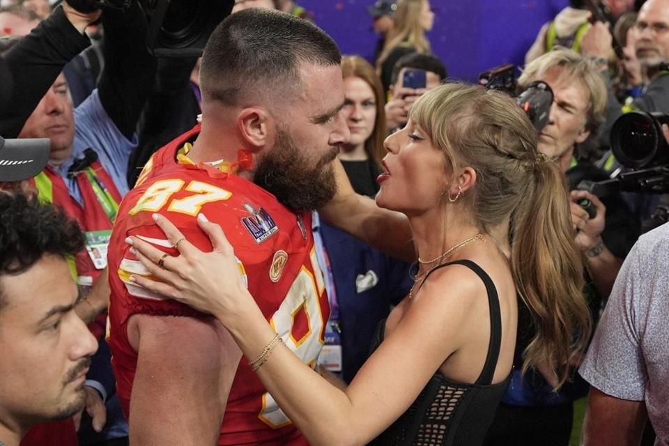 Taylor Swift ha escrito canciones de amor sobre Travis Kelce, expresando su romance en la música, revela una fuente exclusiva.